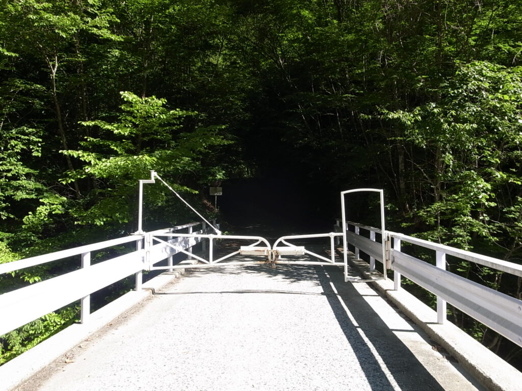 伊奈川ダム下部のゲート