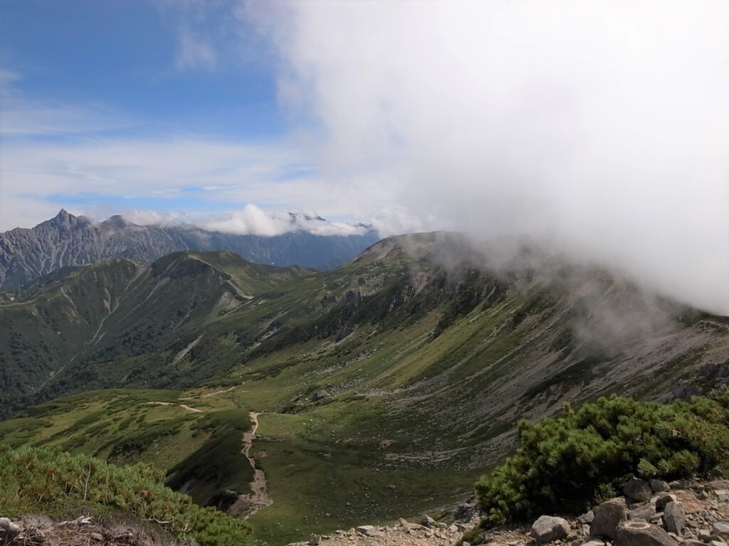 三俣岳から双六岳方面を望む　雲が迫ってきている