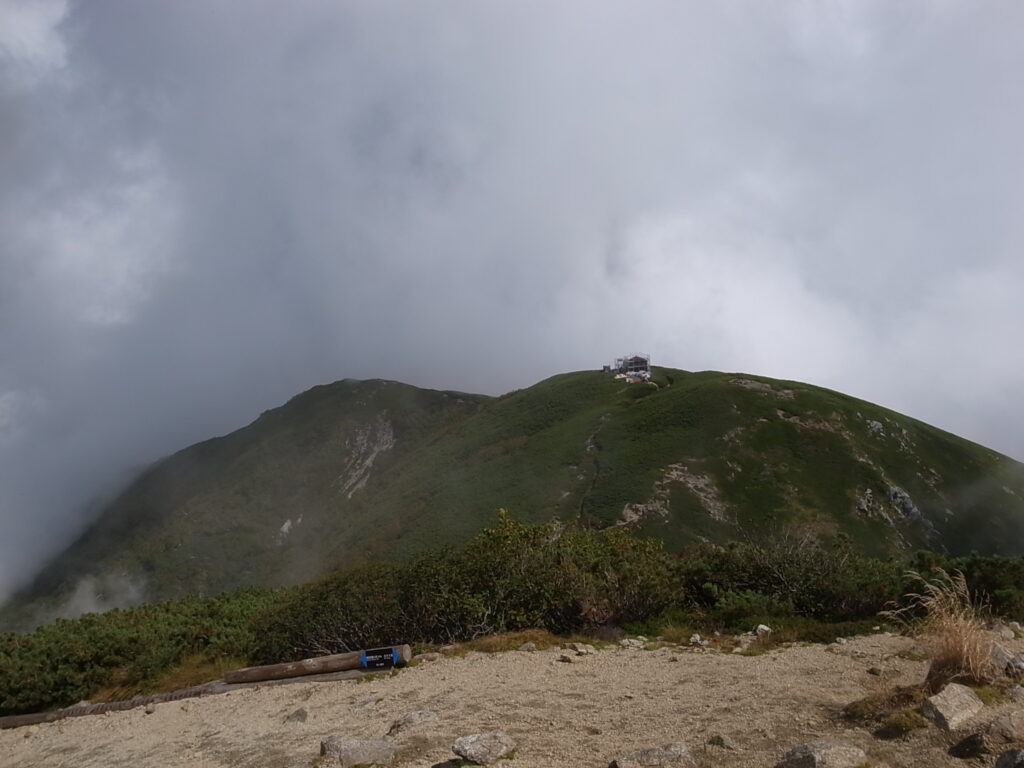 山頂から見る檜尾岳避難小屋